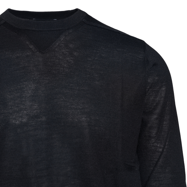 Minimal black sweater                                                                                                                                  EMPORIO ARMANI