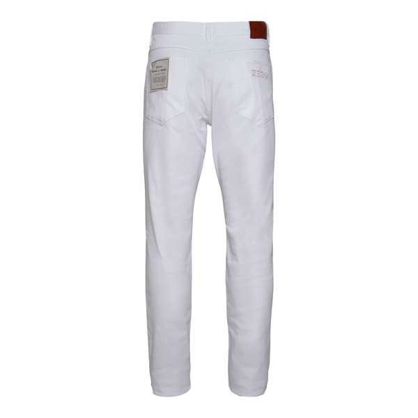Pantaloni bianchi con patch logo                                                                                                                       davanti