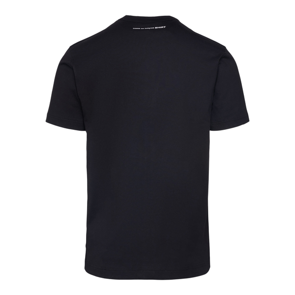 T-shirt nera minimal con nome brand                                                                                                                    davanti