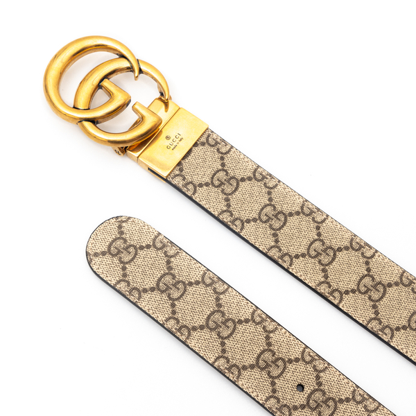 Cintura beige con fibbia dorata a logo                                                                                                                 davanti